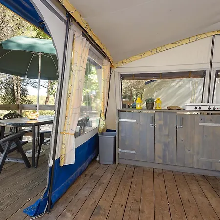 Kompleks wypoczynkowy Easyatent Tent Lanterna Červar-Porat